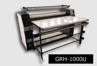 1000幅のプレス機でひざ掛けなどの既製品やユニフォームやクッションなどの生地をプレス可能です